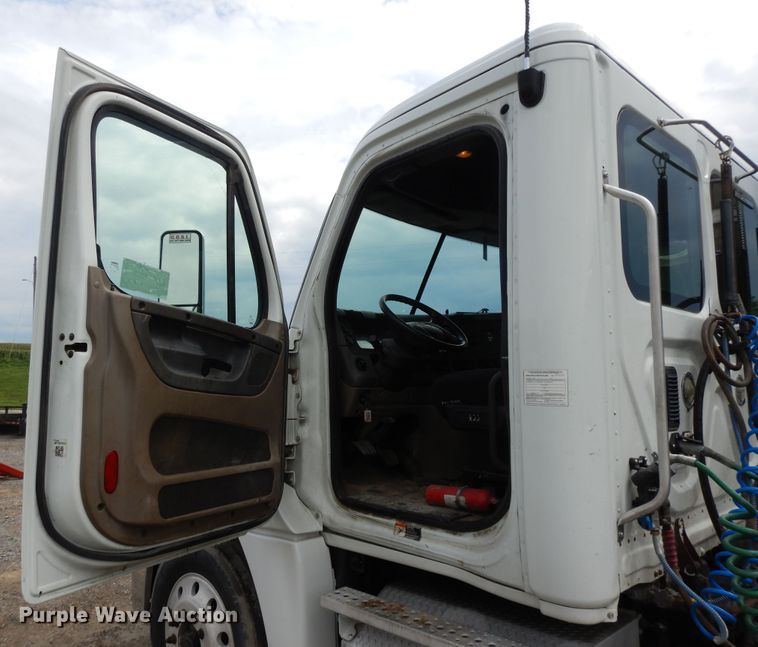 image for item DF5241 2008 Freightliner Cascadia  semi truck