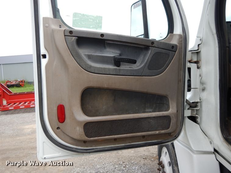 image for item DF5241 2008 Freightliner Cascadia  semi truck