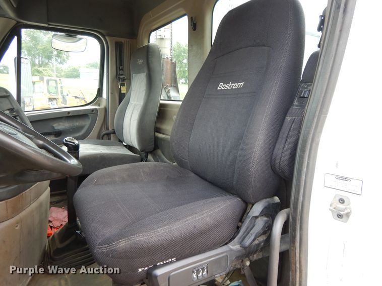 image for item DF5241 2008 Freightliner Cascadia  semi truck