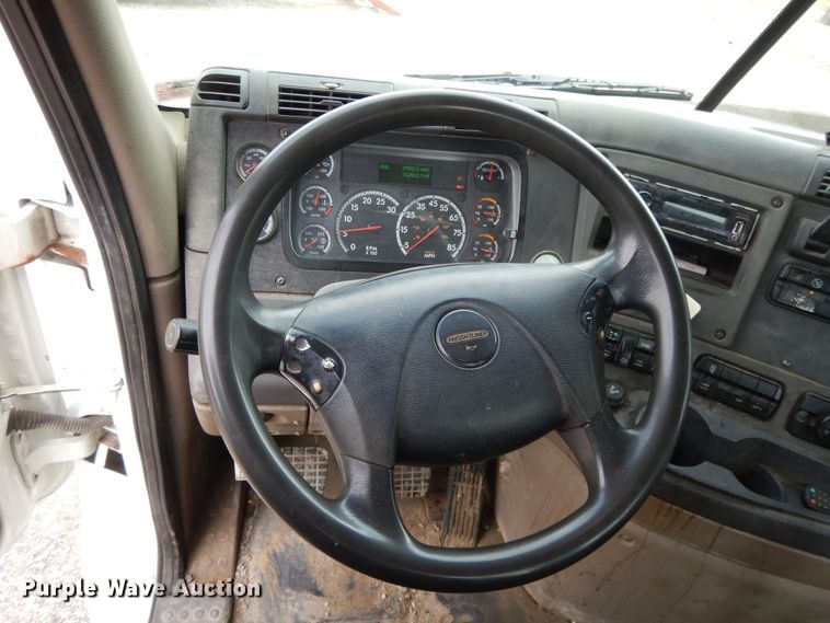 image for item DF5241 2008 Freightliner Cascadia  semi truck