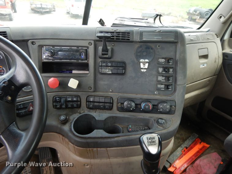 image for item DF5241 2008 Freightliner Cascadia  semi truck