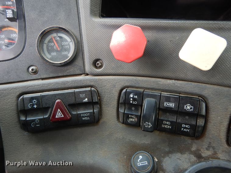 image for item DF5241 2008 Freightliner Cascadia  semi truck