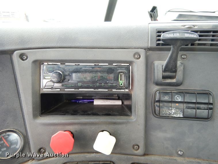 image for item DF5241 2008 Freightliner Cascadia  semi truck