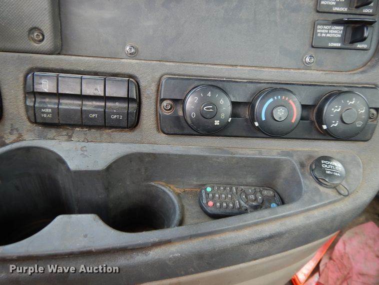 image for item DF5241 2008 Freightliner Cascadia  semi truck