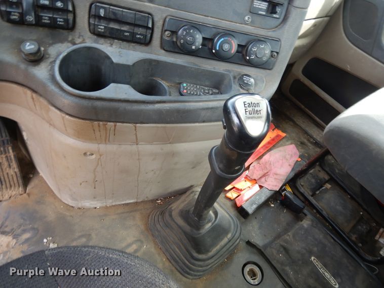 image for item DF5241 2008 Freightliner Cascadia  semi truck