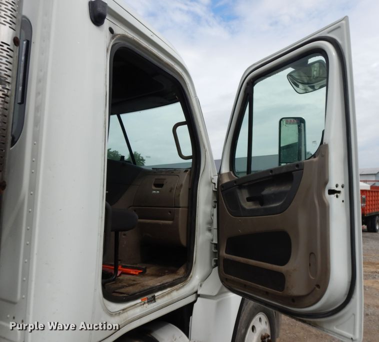 image for item DF5241 2008 Freightliner Cascadia  semi truck