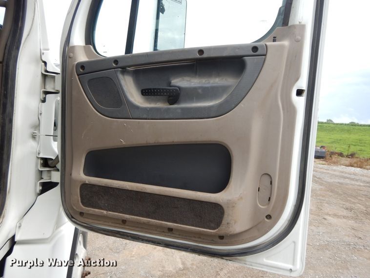 image for item DF5241 2008 Freightliner Cascadia  semi truck