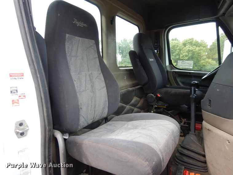 image for item DF5241 2008 Freightliner Cascadia  semi truck