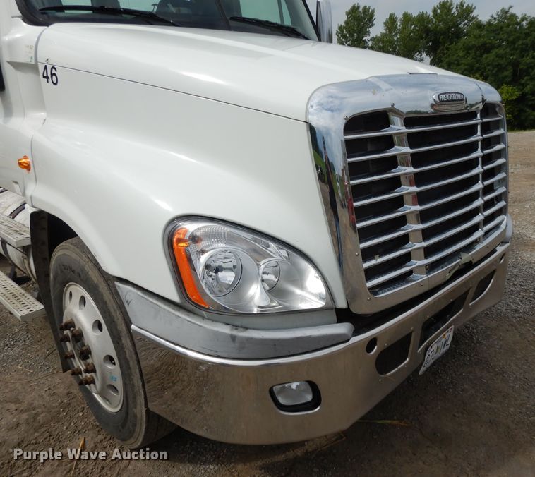 image for item DF5241 2008 Freightliner Cascadia  semi truck
