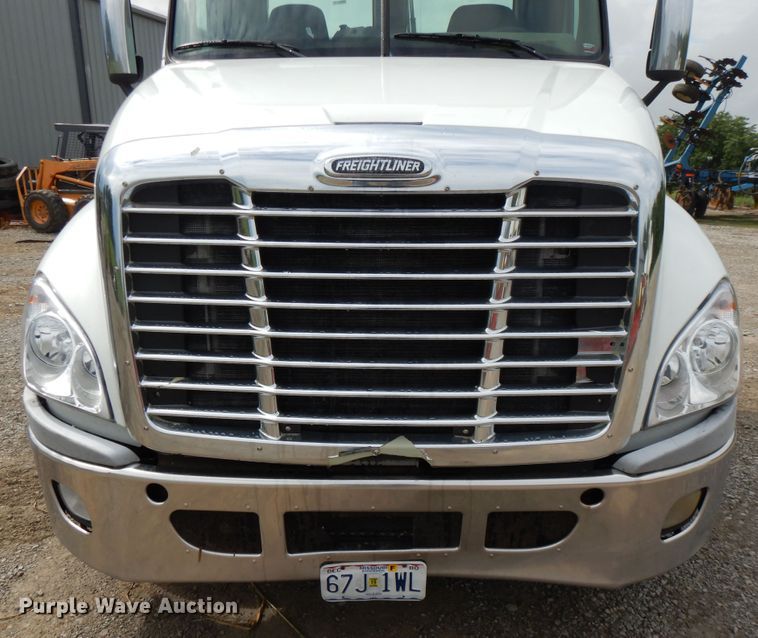 image for item DF5241 2008 Freightliner Cascadia  semi truck