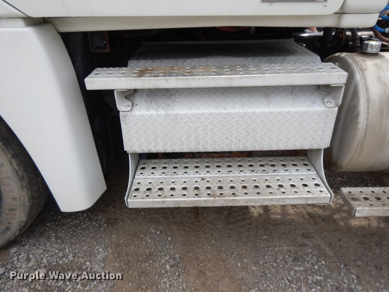 image for item DF5241 2008 Freightliner Cascadia  semi truck