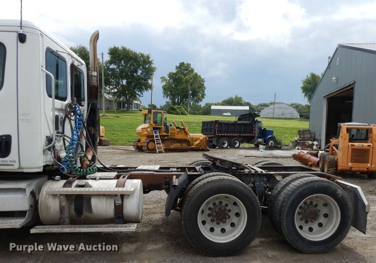 image for item DF5241 2008 Freightliner Cascadia  semi truck