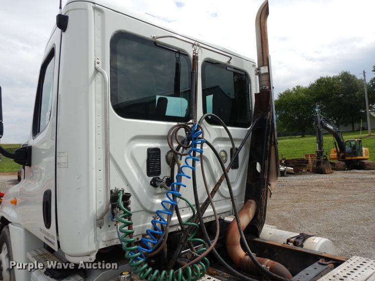 image for item DF5241 2008 Freightliner Cascadia  semi truck