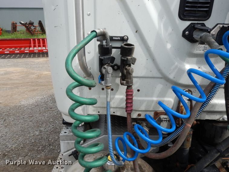 image for item DF5241 2008 Freightliner Cascadia  semi truck