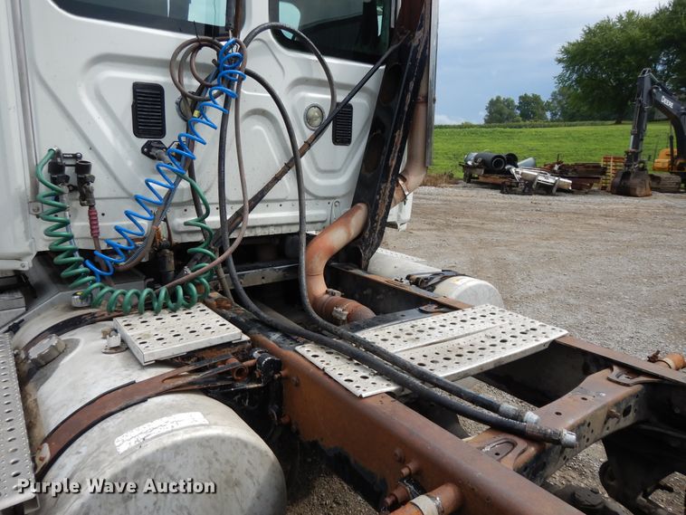 image for item DF5241 2008 Freightliner Cascadia  semi truck