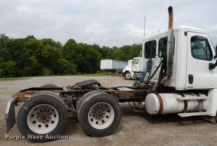 image for item DF5241 2008 Freightliner Cascadia  semi truck