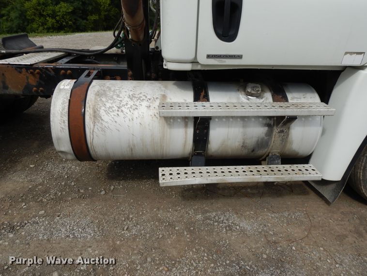 image for item DF5241 2008 Freightliner Cascadia  semi truck