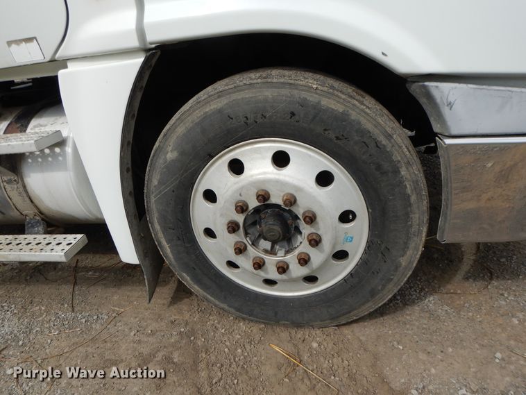 image for item DF5241 2008 Freightliner Cascadia  semi truck