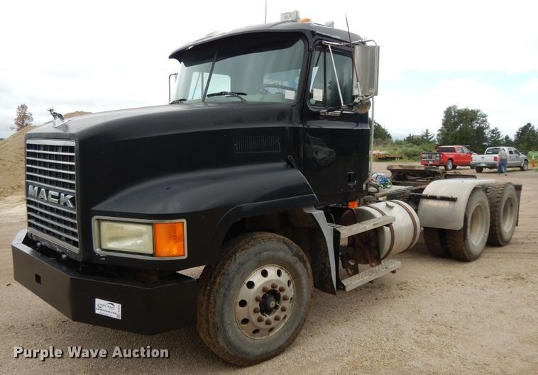 image for item DF5245 2002 Mack CH613  semi truck