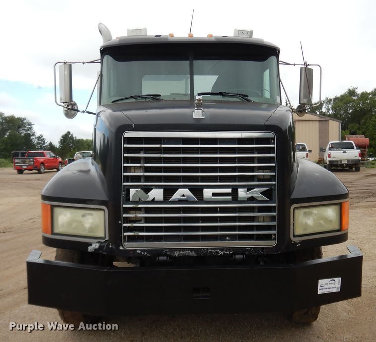 image for item DF5245 2002 Mack CH613  semi truck