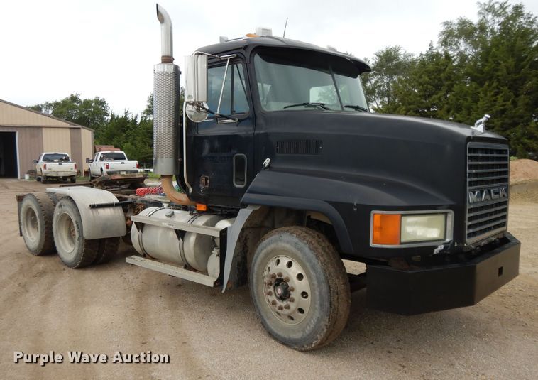image for item DF5245 2002 Mack CH613  semi truck