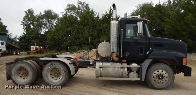 image for item DF5245 2002 Mack CH613  semi truck