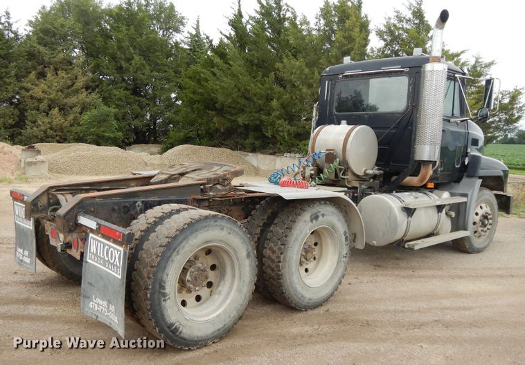 image for item DF5245 2002 Mack CH613  semi truck