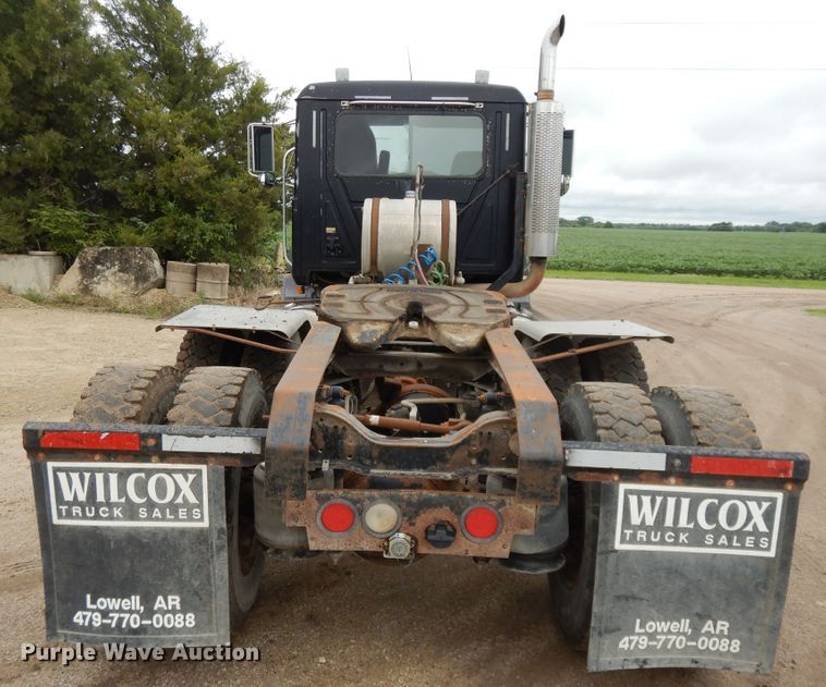 image for item DF5245 2002 Mack CH613  semi truck