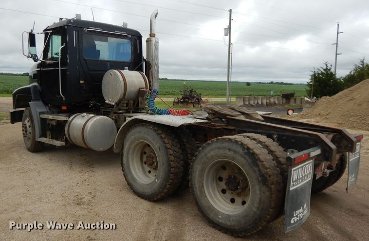 image for item DF5245 2002 Mack CH613  semi truck