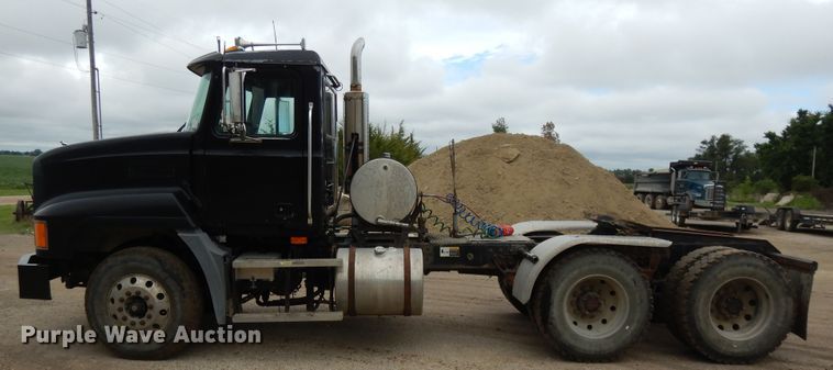 image for item DF5245 2002 Mack CH613  semi truck
