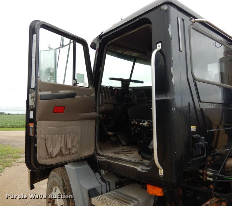 image for item DF5245 2002 Mack CH613  semi truck