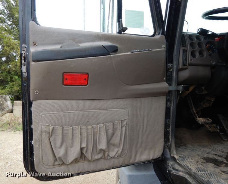 image for item DF5245 2002 Mack CH613  semi truck