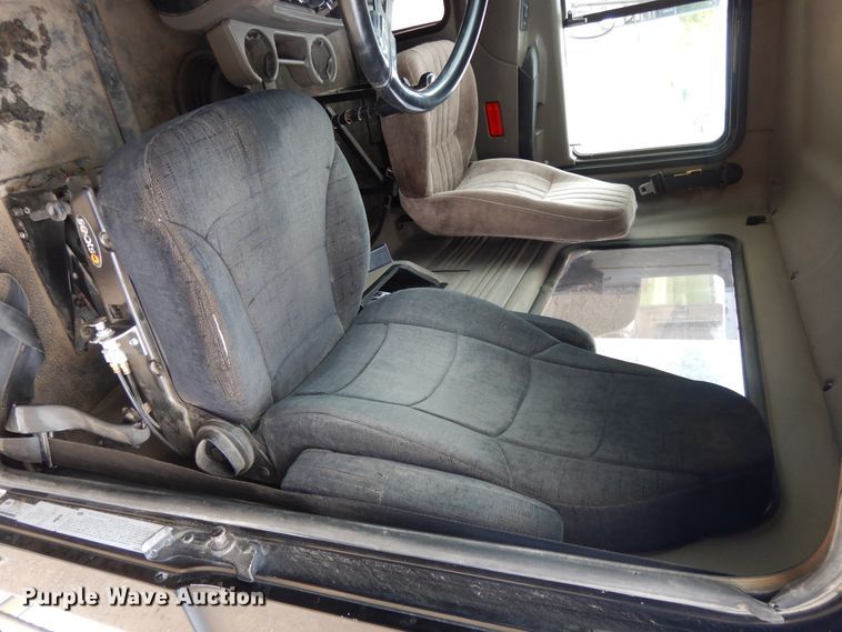 image for item DF5245 2002 Mack CH613  semi truck