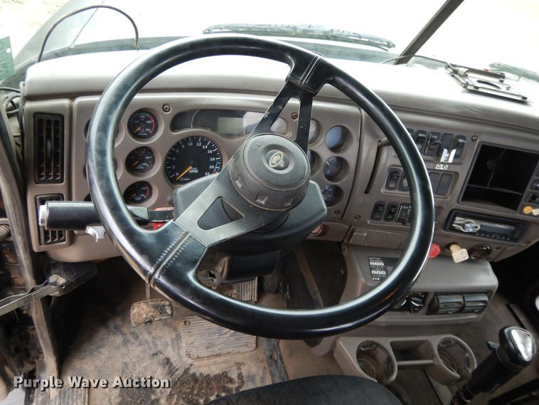 image for item DF5245 2002 Mack CH613  semi truck