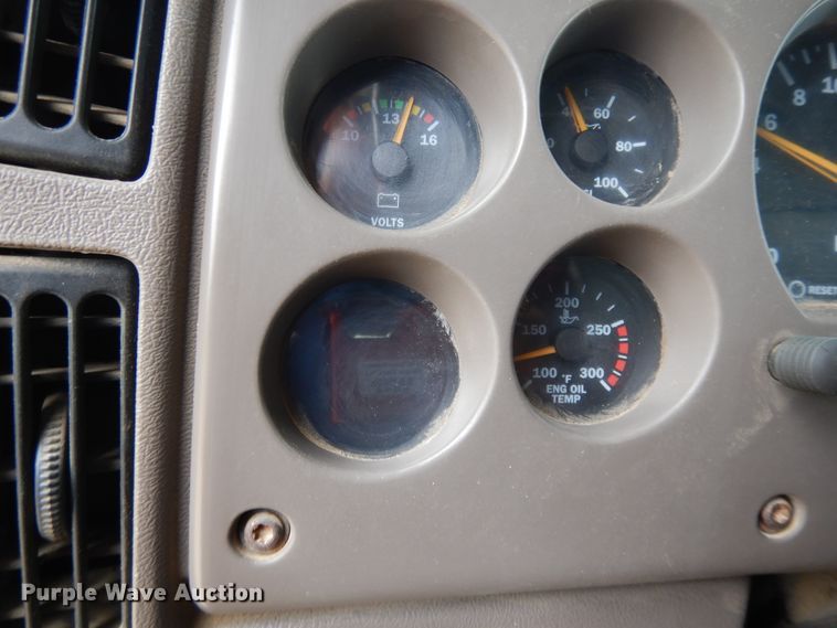 image for item DF5245 2002 Mack CH613  semi truck