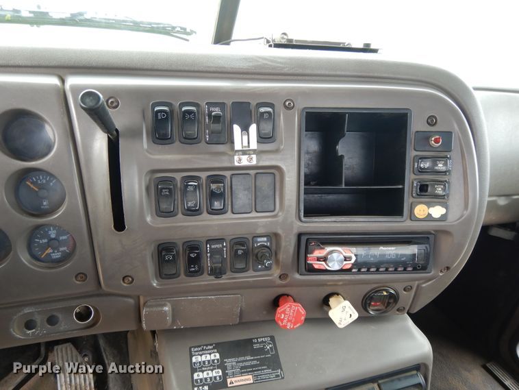 image for item DF5245 2002 Mack CH613  semi truck