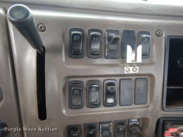 image for item DF5245 2002 Mack CH613  semi truck