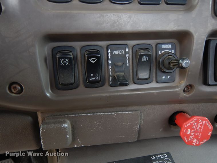 image for item DF5245 2002 Mack CH613  semi truck