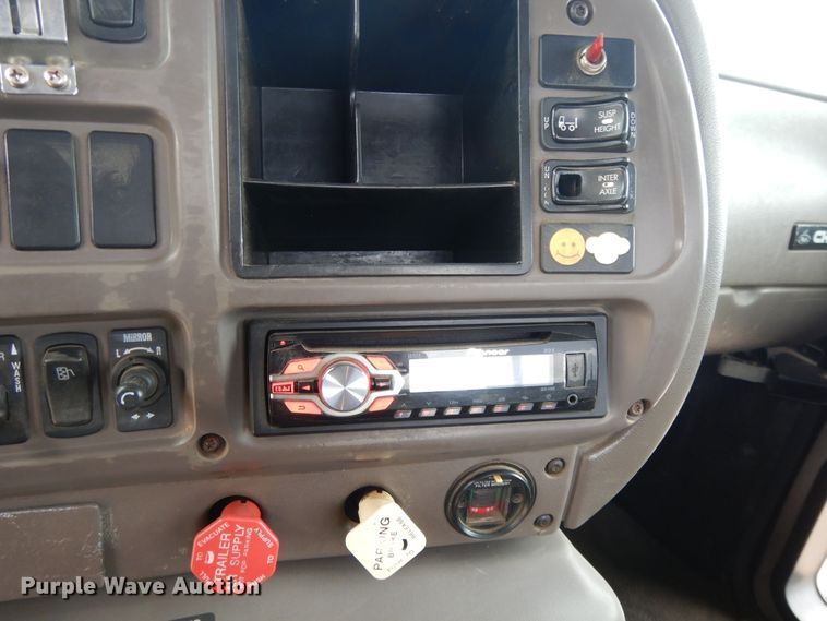 image for item DF5245 2002 Mack CH613  semi truck