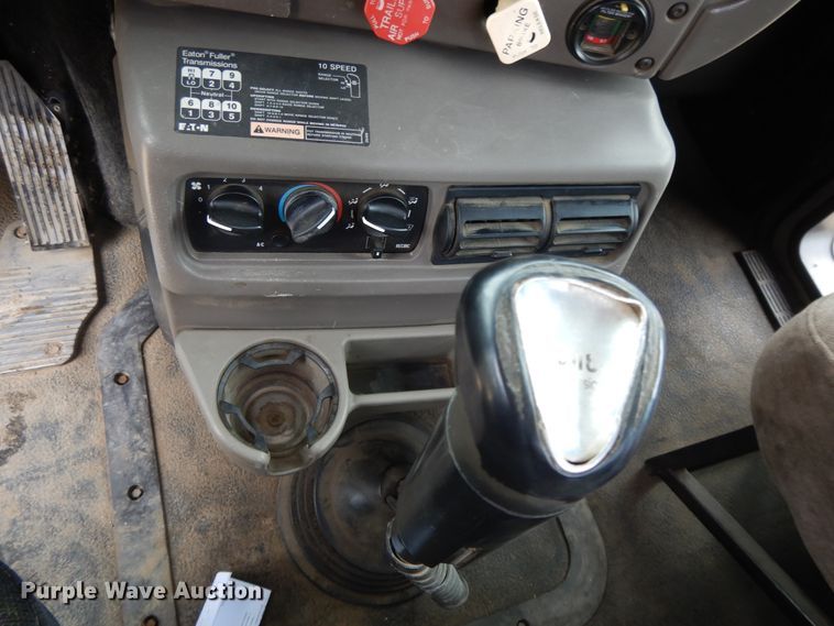 image for item DF5245 2002 Mack CH613  semi truck