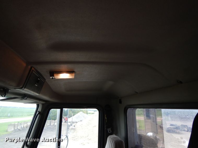 image for item DF5245 2002 Mack CH613  semi truck