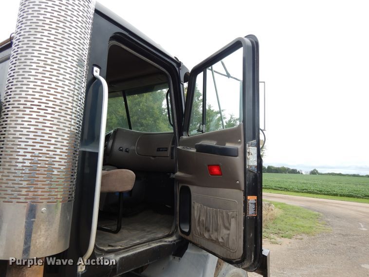 image for item DF5245 2002 Mack CH613  semi truck