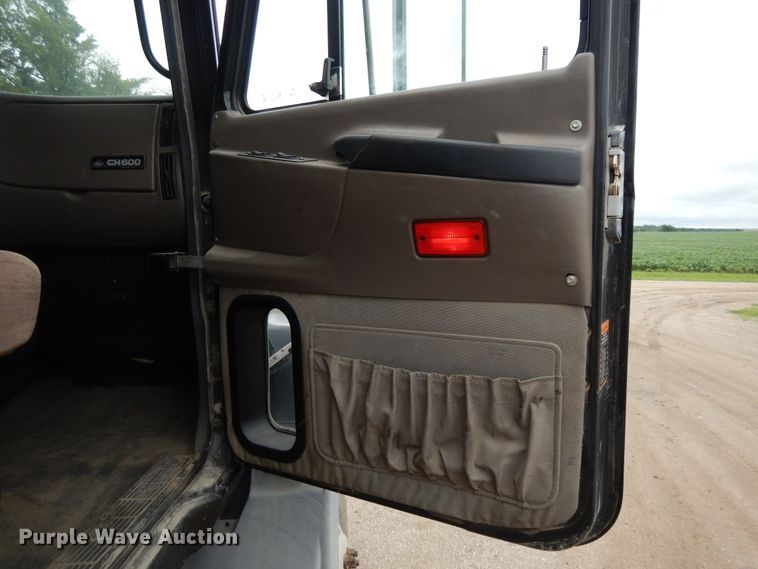 image for item DF5245 2002 Mack CH613  semi truck