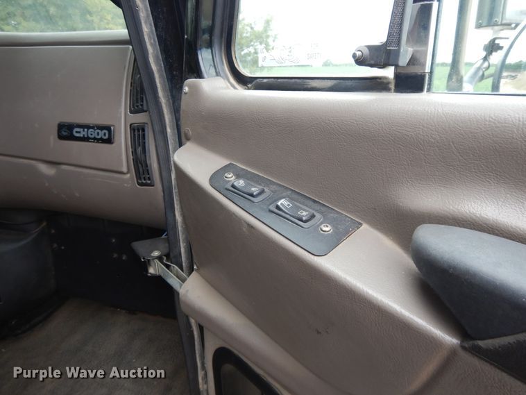 image for item DF5245 2002 Mack CH613  semi truck