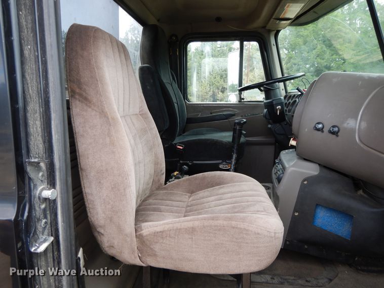 image for item DF5245 2002 Mack CH613  semi truck