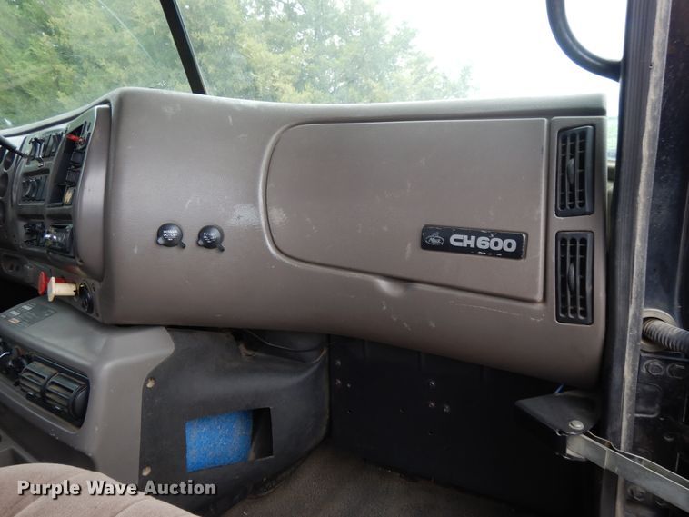 image for item DF5245 2002 Mack CH613  semi truck