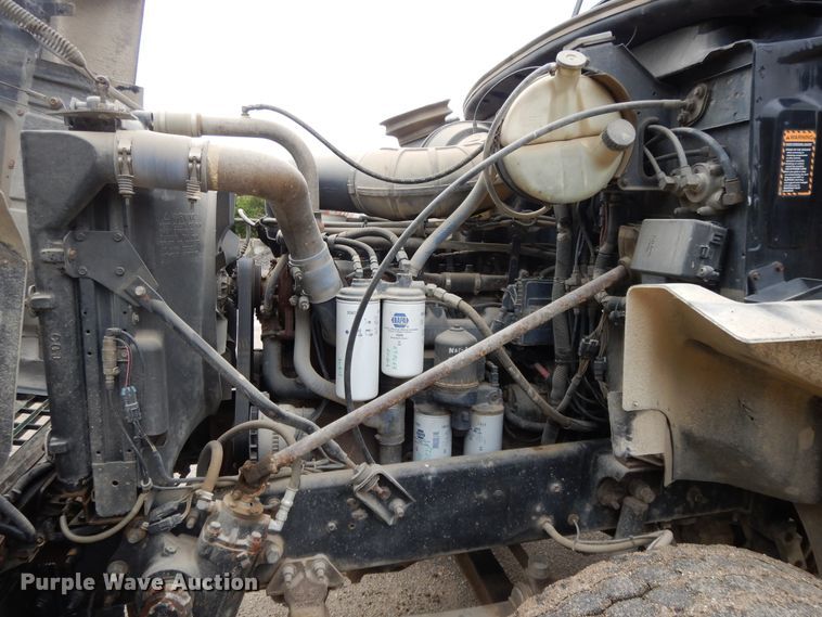 image for item DF5245 2002 Mack CH613  semi truck