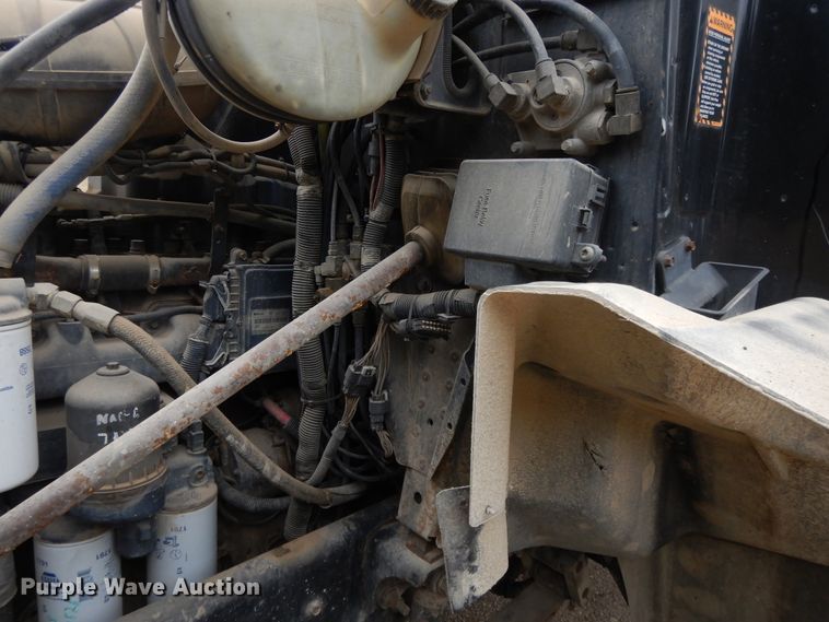 image for item DF5245 2002 Mack CH613  semi truck