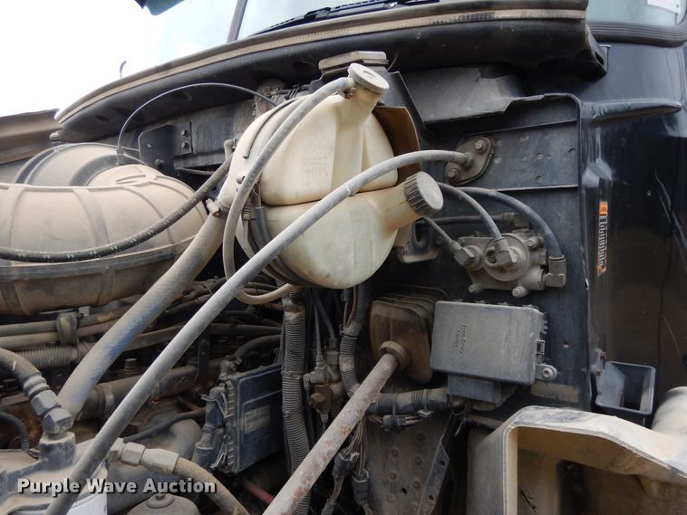 image for item DF5245 2002 Mack CH613  semi truck