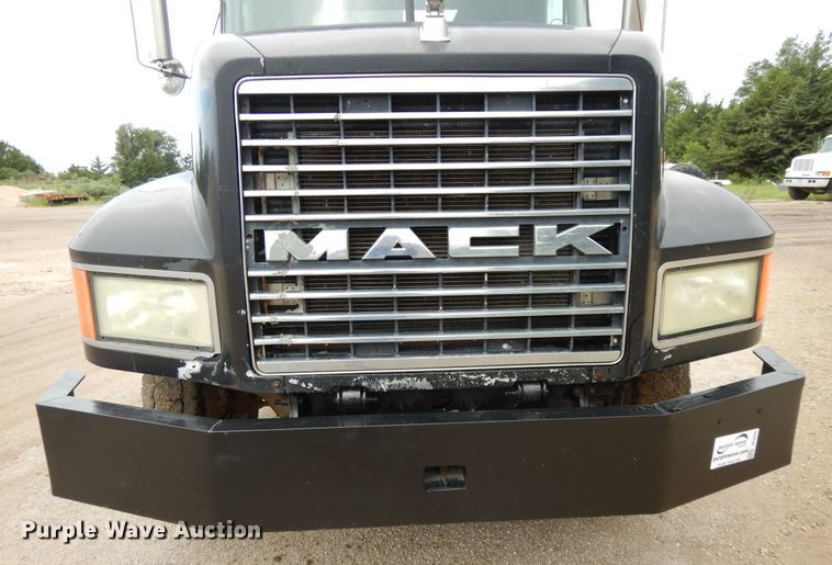 image for item DF5245 2002 Mack CH613  semi truck